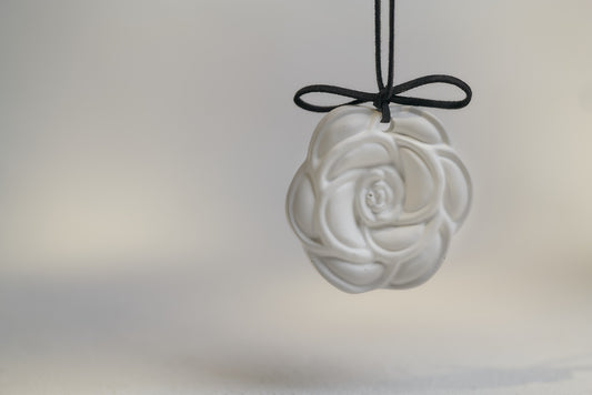 Hanging flower diffuser